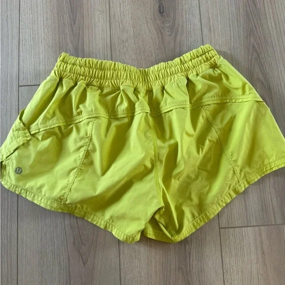 Lululemon Shake & Break Short in Split Pea - Picture 4 of 7